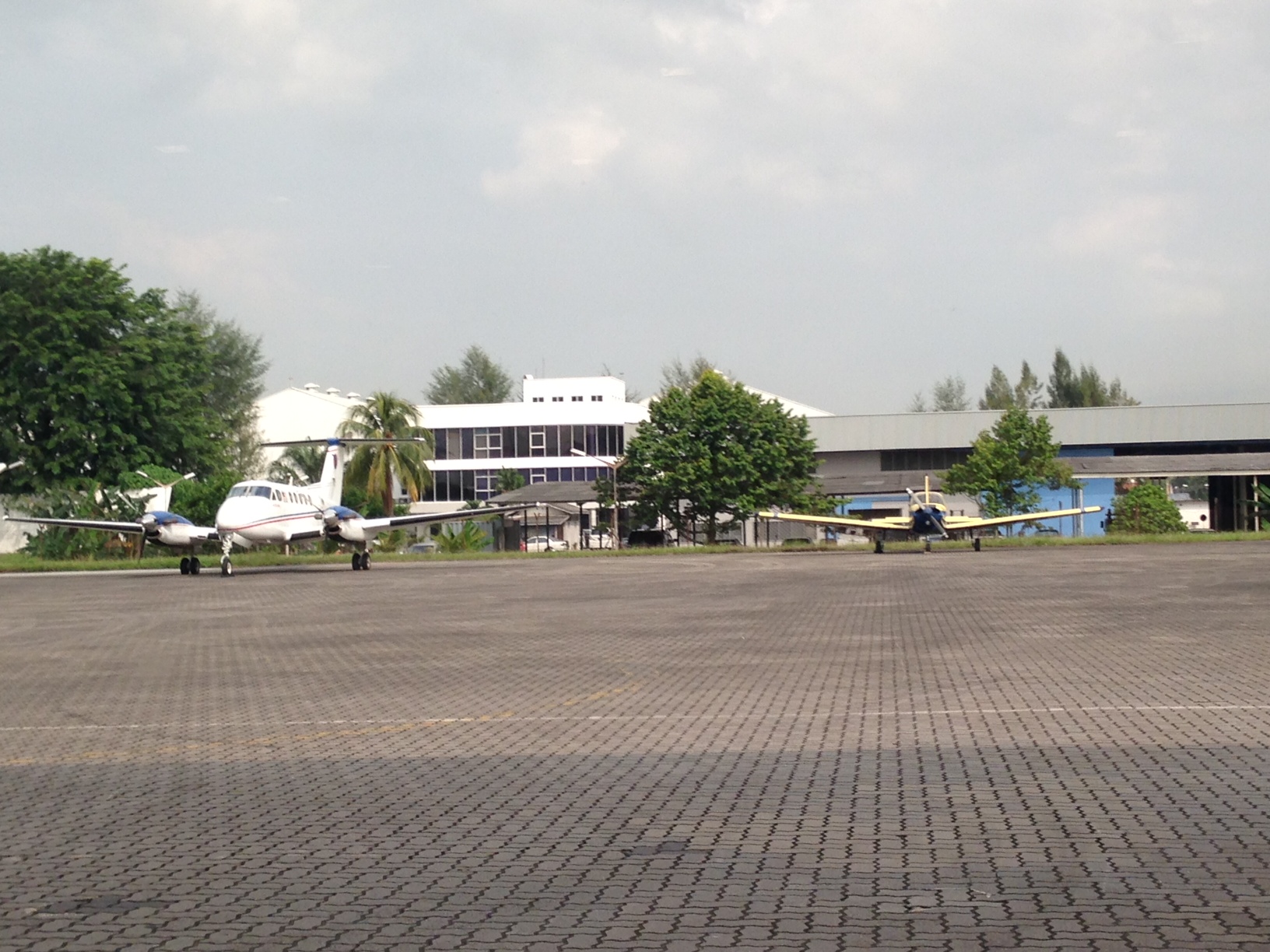 9M-FRR Skypark Subang next to Saba Airways King Air 200